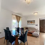 Rosalia House Асгуру